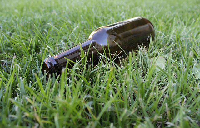 láhev v trávě