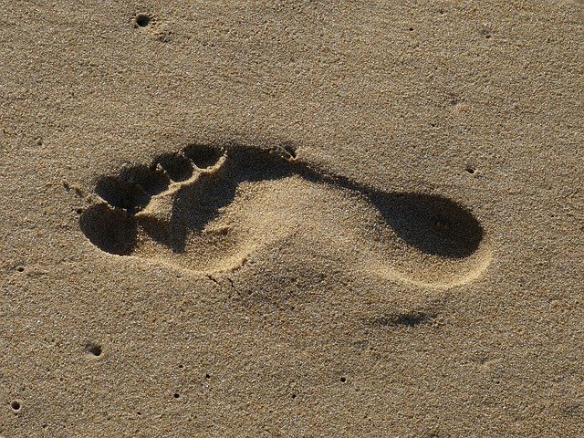 otisk nohy v písku